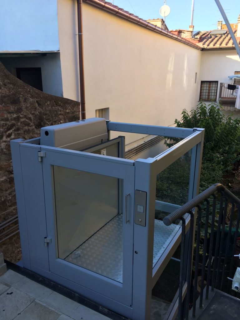 Terrazzi accessibili con le piattaforme elevatrici per piccoli dislivelli