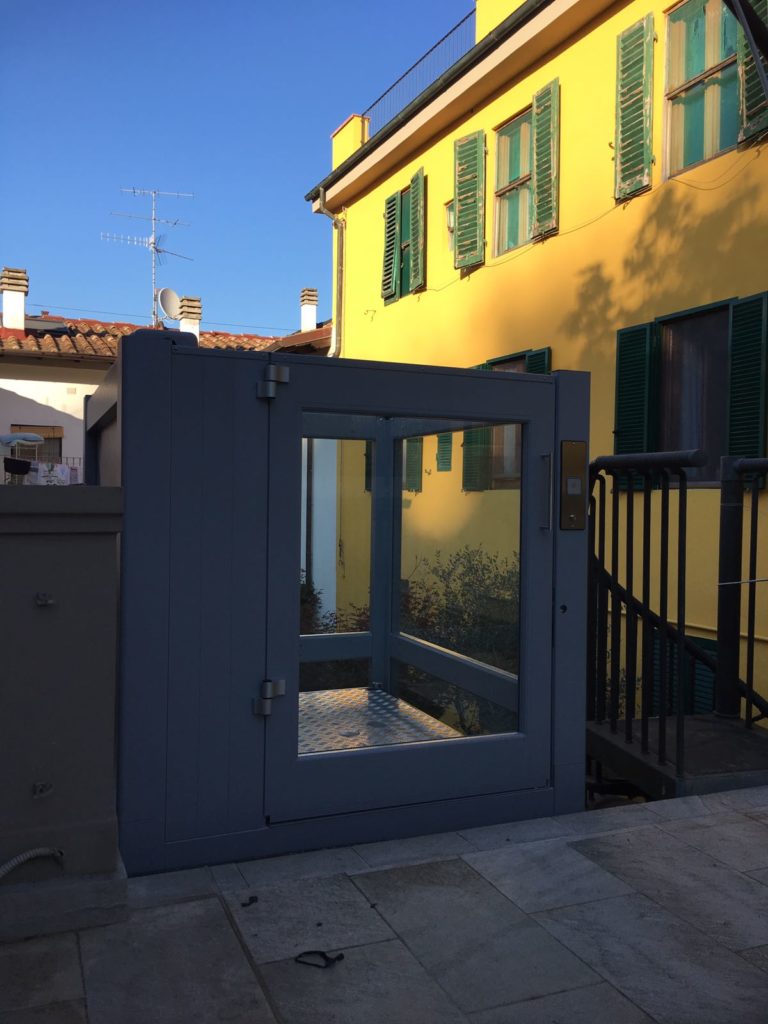 Terrazzi accessibili con le piattaforme elevatrici per piccoli dislivelli