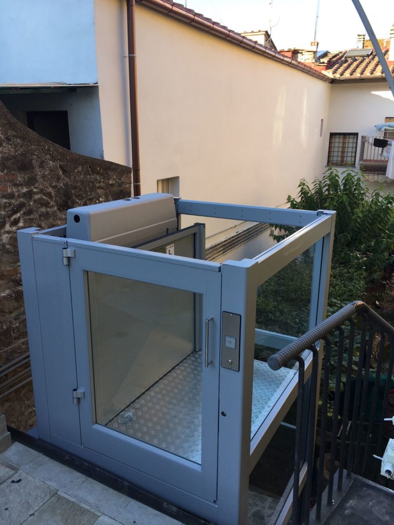 Terrazzi accessibili con le piattaforme elevatrici per piccoli dislivelli